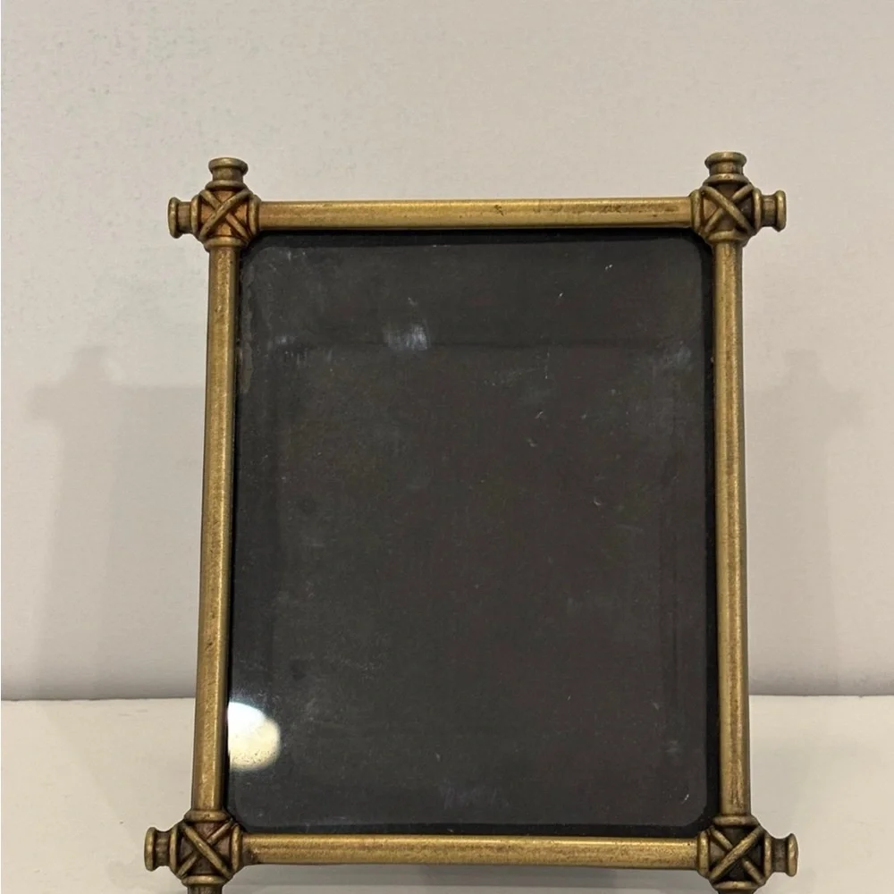 Metal picture frame decor